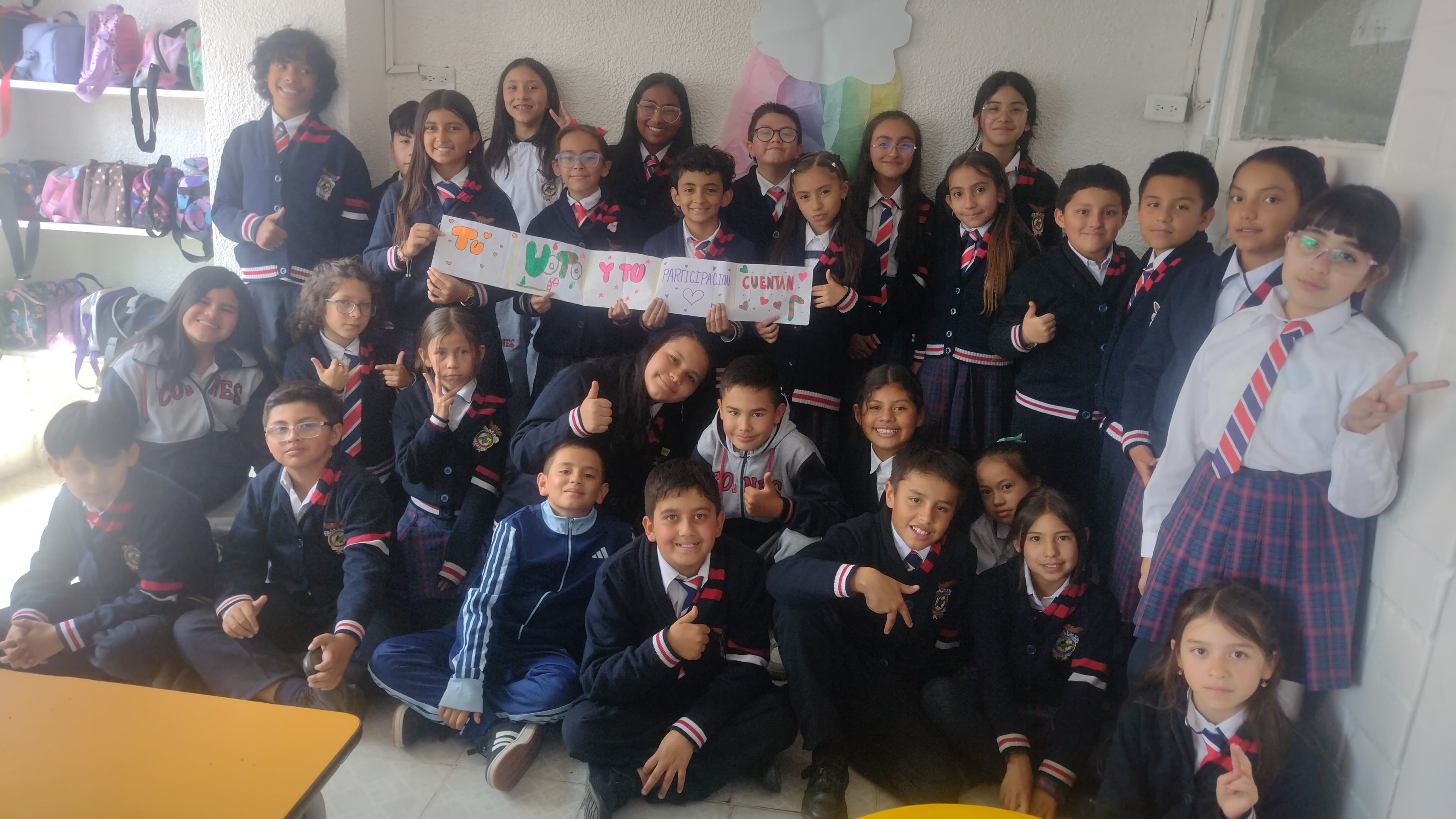 Estudiantes trabajando en proyectos tecnológicos COLNES