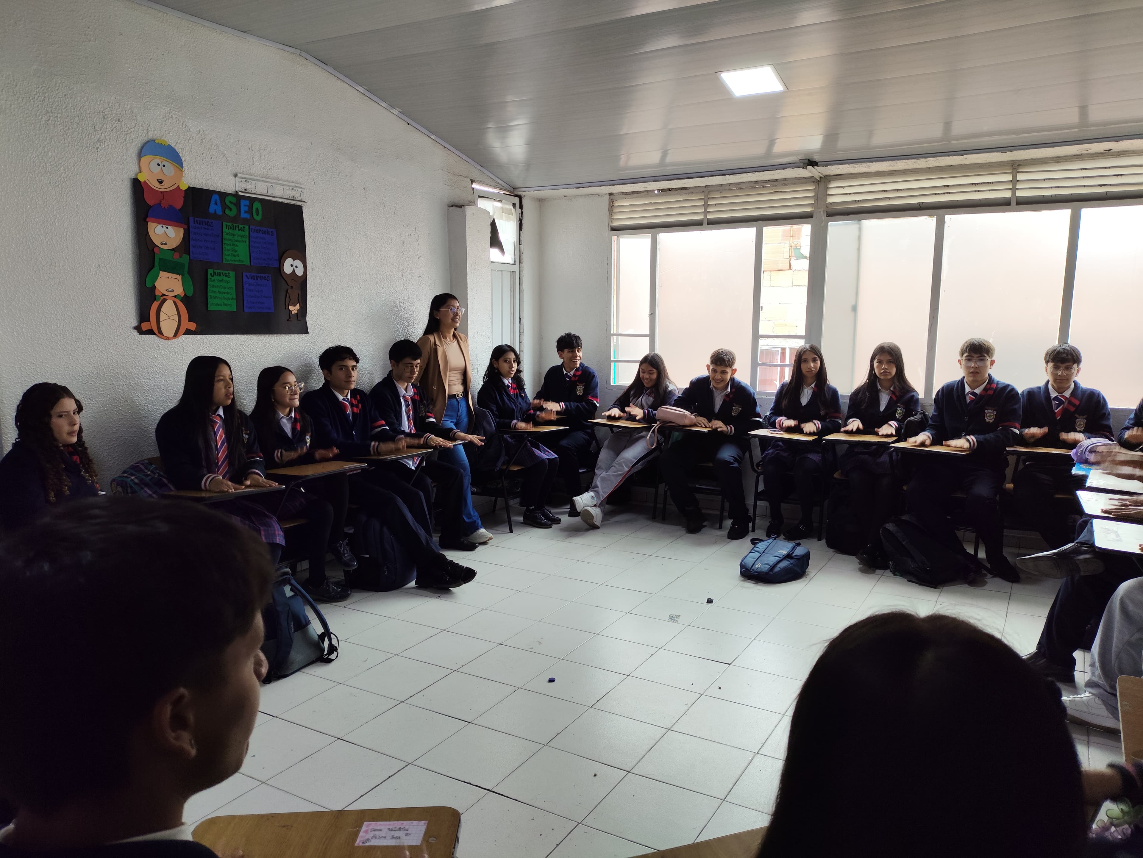 Jóvenes estudiantes de bachillerato en laboratorios científicos