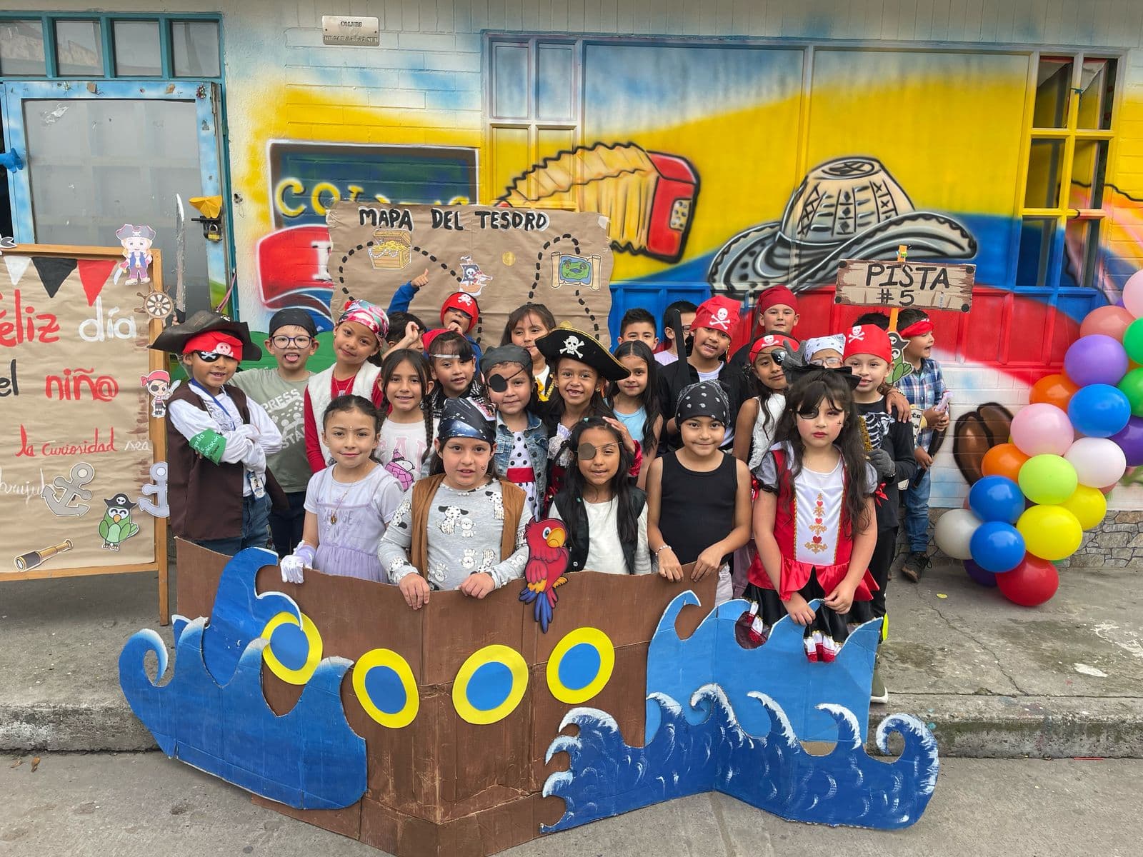 Niños de primaria en laboratorios y actividades didácticas